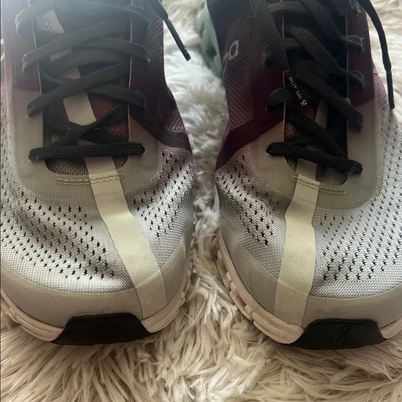 ON Running Gray and Maroon Sneakers - Picture 5 of 8